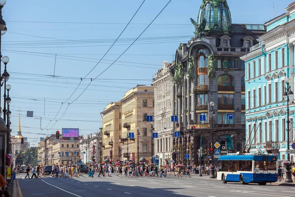 SAINT PETERSBURG, RÚSSIA - 26 de julho de 2014: tráfego ocupado no m — Fotografia de Stock