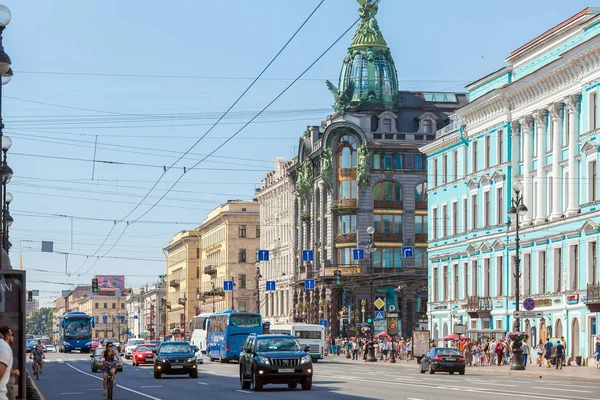 SAINT PETERSBURG, RÚSSIA - 26 de julho de 2014: tráfego ocupado no m — Fotografia de Stock