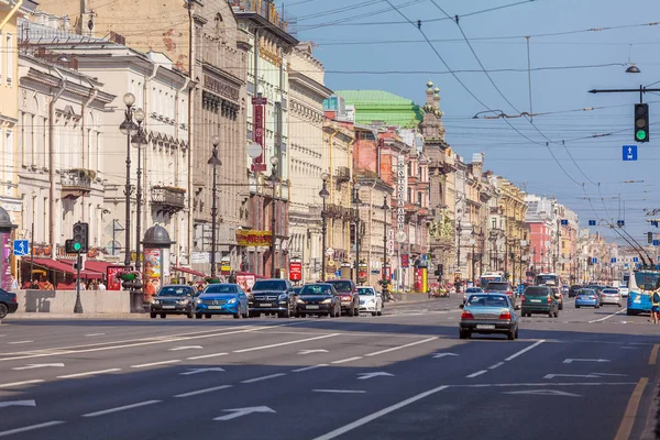 Санкт-Петербург, Російська Федерація - 26 липня 2014 року: Зайнятий трафіку на м — стокове фото