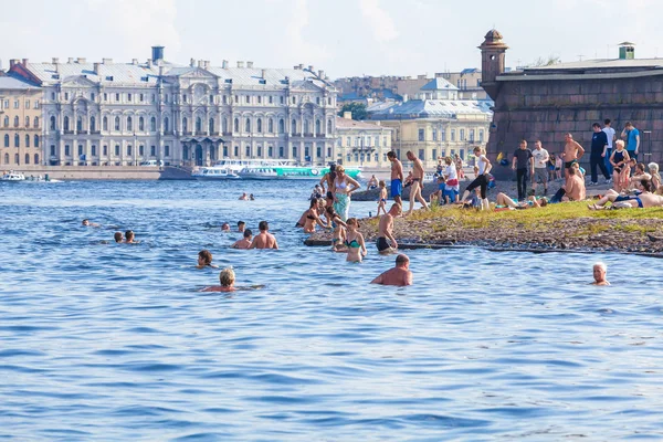 Saint Petersburg, Oroszország - 2014. július 26.: Lakosok úszhatnak a — Stock Fotó