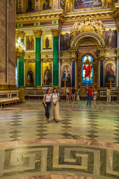 Sankt Petersburg, Ryssland - 26 juli 2014: Turister i bland — Stockfoto