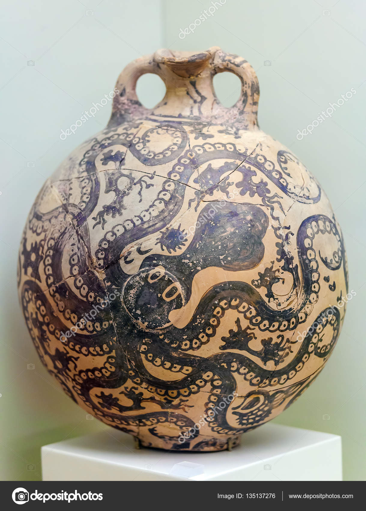 HERAKLION, GREECE - AUGUST 3, 2012: Kamares style vases from Pha – Stock  Editorial Photo © Rostislavv #135137276