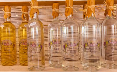 Agios Nikolaos, Yunanistan - 29 Temmuz 2012: Şarap ve rakia o brendi