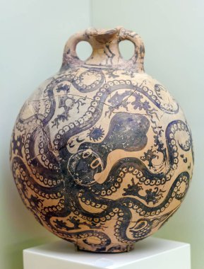 Heraklion, Yunanistan - 3 Ağustos 2012: Kamares stil vazo Pha üzerinden