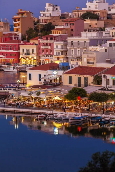 Agios Nikolaos, Görögország - július 26, 2012: Turisták pihenhetnek az o — Stock Fotó