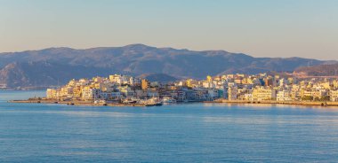 RIS sarı ışıkla aydınlatılmış şehir panoraması