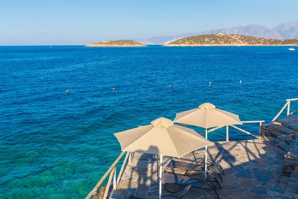 The beach on the coast of the Mediterranean sea in Crete, Greece — Stock Photo, Image