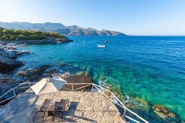 A praia na costa do mar Mediterrâneo em Creta, Grécia — Fotografia de Stock