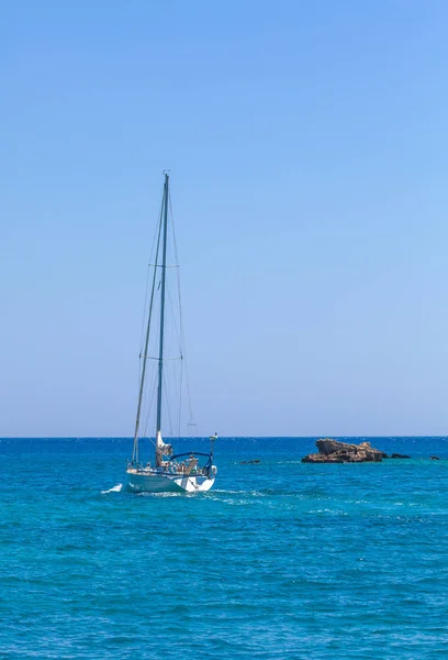 Un piccolo yacht solitario nel mare vicino a Creta, Grecia — Foto Stock