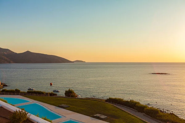 Vackra landskap med soluppgång på Medelhavet och sw — Stockfoto
