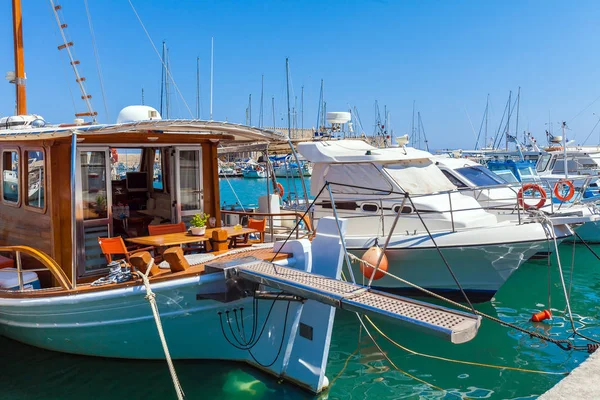 Oldtimer Fischerboote in der Bucht von Heraklion, Beton — Stockfoto