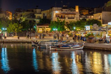 Agios Nikolaos, Girit - 26 Temmuz 2012: Turist açık içinde sakin ol