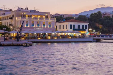 Agios Nikolaos, Girit - 28 Temmuz 2012: Canlı akşam sokak