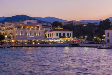 Agios Nikolaos, Girit - 28 Temmuz 2012: Canlı akşam sokak