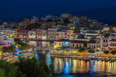 Agios Nikolaos, Girit - 30 Temmuz 2012: Turist kuruluş biriminde sakin ol