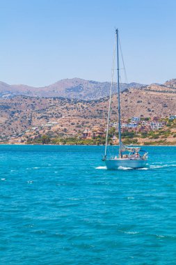 Spinalonga, Girit - 31 Temmuz 2012: Bir yalnız küçük yat 