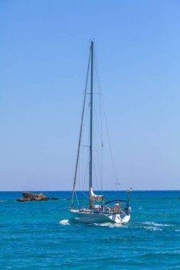 Spinalonga, Girit - 31 Temmuz 2012: Bir yalnız küçük yat 