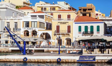 Agios Nikolaos, Girit - 1 Ağustos 2012: şehirde yürüyüş turist