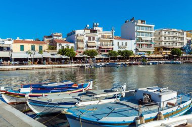 Agios Nikolaos, Girit - 1 Ağustos 2012: şehirde yürüyüş turist