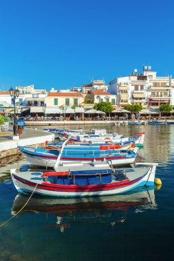 Agios Nikolaos, Girit - 1 Ağustos 2012: şehirde yürüyüş turist