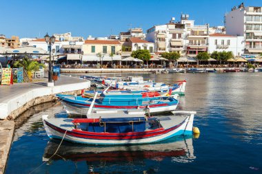 Agios Nikolaos, Girit - 1 Ağustos 2012: şehirde yürüyüş turist