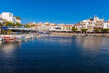 Agios Nikolaos, Girit - 1 Ağustos 2012: şehirde yürüyüş turist
