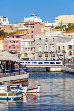 Agios Nikolaos, Girit - 1 Ağustos 2012: şehirde yürüyüş turist