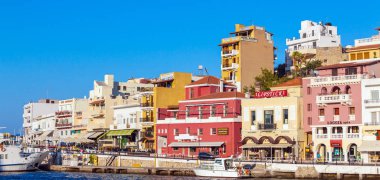 Agios Nikolaos, Girit - 1 Ağustos 2012: şehirde yürüyüş turist