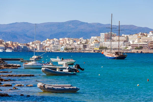 Agios Nikolaos, Kréta - 23. července 2012: Lodí a člunů v Ba — Stock fotografie