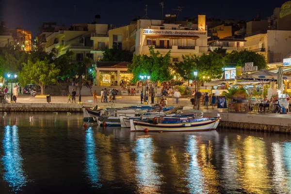 Agios Nikolaos, Kreta - 26 juli 2012: Toeristen ontspannen in openlucht — Stockfoto