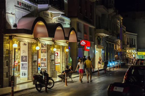 AGIOS NIKOLAOS, CRETA - 28 LUGLIO 2012: I turisti camminano lungo la W — Foto Stock