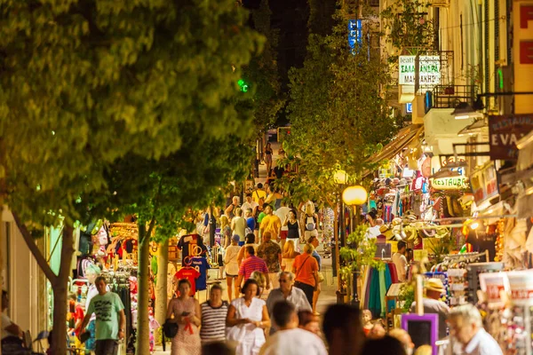 AGIOS NIKOLAOS, CRETE - 28 de julio de 2012: Cientos de turistas en t —  Fotos de Stock