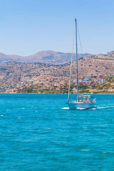 Spinalonga, Kreta - 31 juli 2012: En ensam liten yacht i den — Stockfoto