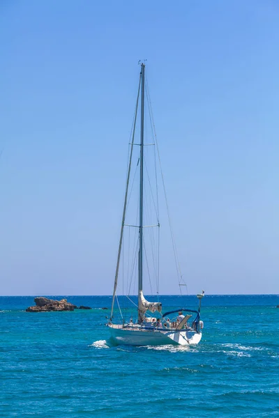 SPINALONGA, CRETE - JULY 31, 2012:  A lonely small yacht in the — Stock Photo, Image
