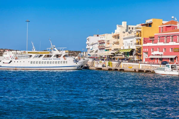 Агіос Ніколаос, Крит - 1 серпня 2012:Cruise судна в на harbou — стокове фото