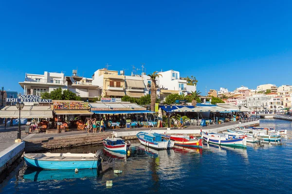 AGIOS NIKOLAOS, CRETE - 1 de agosto de 2012: Vista aérea de la concurrida — Foto de Stock