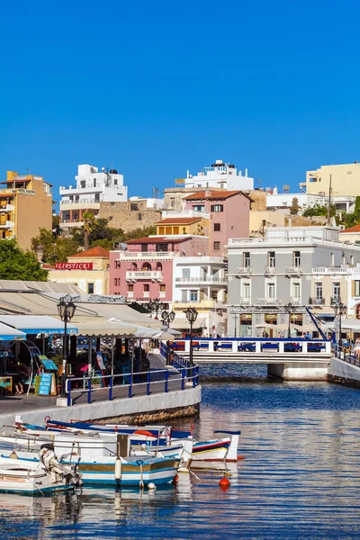 Agios Nikolaos, Crete - augusztus 1., 2012: Séta a város turisták — Stock Fotó