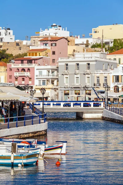 Agios Nikolaos, Crete - augusztus 1., 2012: Séta a város turisták — Stock Fotó