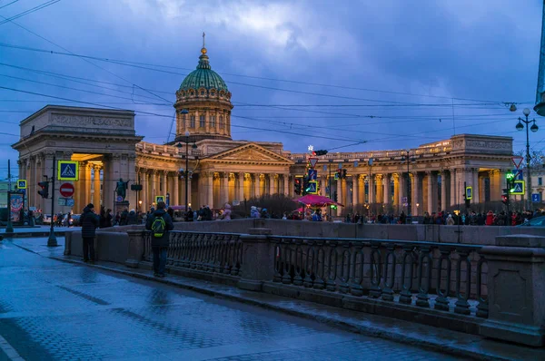 Osvětlené Kazaňská katedrála v noci, Petrohrad — Stock fotografie