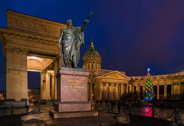 Michail Kutuzov statue (1837) and  Kazan cathedral — Stock Photo, Image