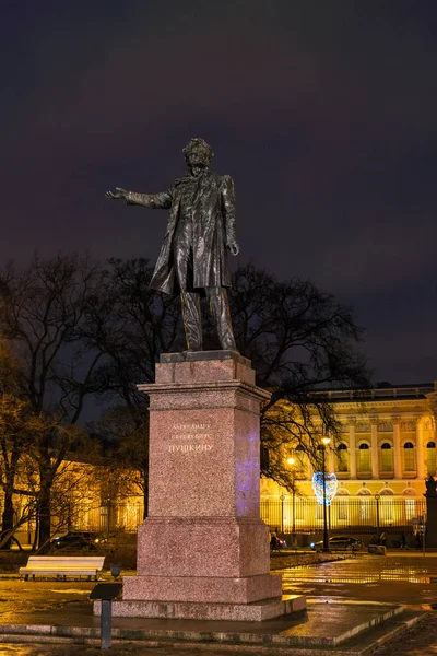 Estátua do famoso poeta Alexander Pushkin, São Petersburgo — Fotografia de Stock