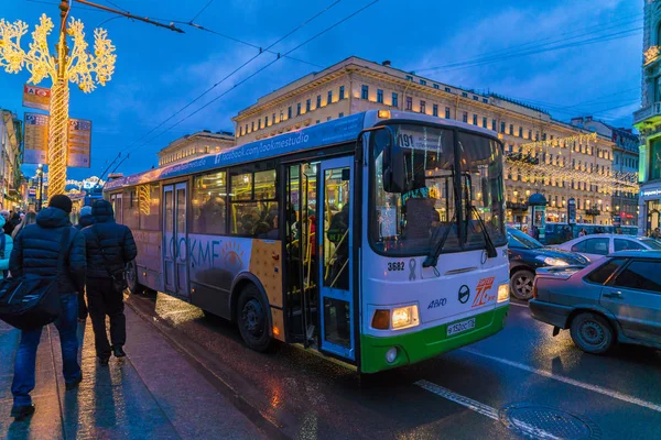 Sint-Petersburg, Rusland - 25 December 2016: Toeristen gebruik de — Stockfoto