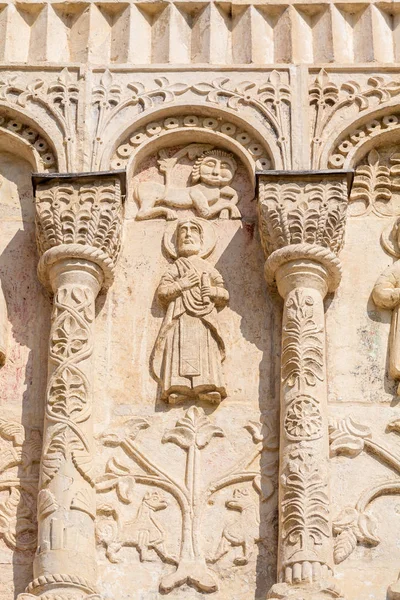 Gravure sur pierre sur les murs de la cathédrale Saint-Démétrius, Vladimi — Photo