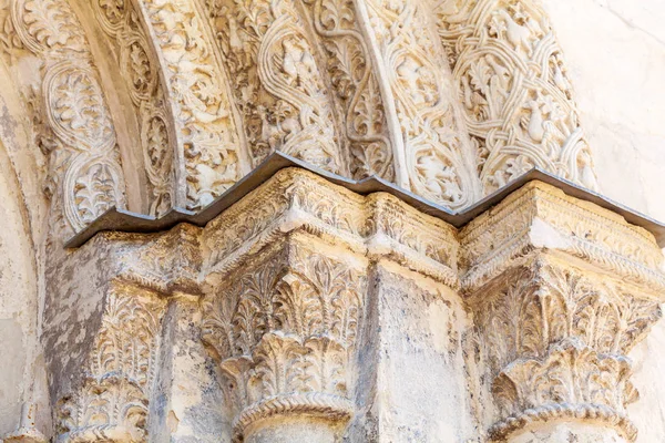 Scultura in pietra dell'ingresso della cattedrale di San Demetrio, Vlad — Foto Stock