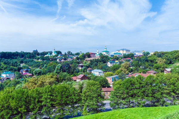 Kleine Häuser und orthodoxe Kirche in Wladimir Stadt — Stockfoto