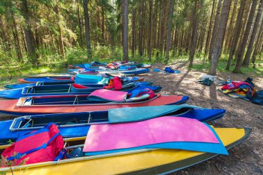 Kayaks turistler için bekleyen Yelken açmaya hazır 