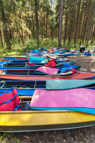Kayaks ready to sail waiting for tourists — Stock Photo, Image