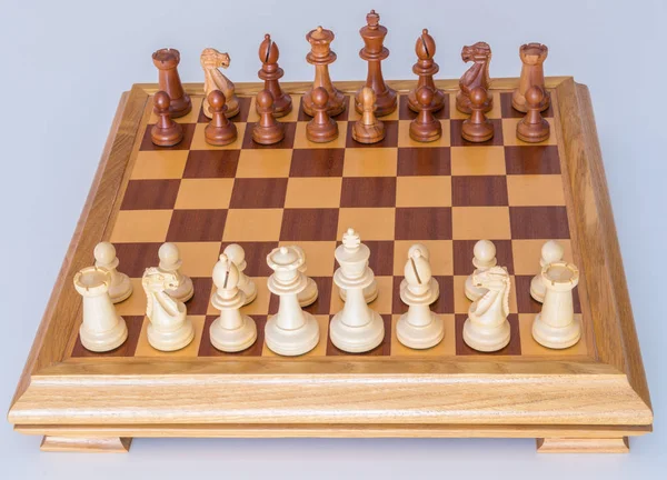 開始位置を木の板でチェスの駒 — ストック写真