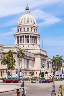 Havana, Küba - 1 Nisan 2012: Ağır trafik ile vintage arabalar 