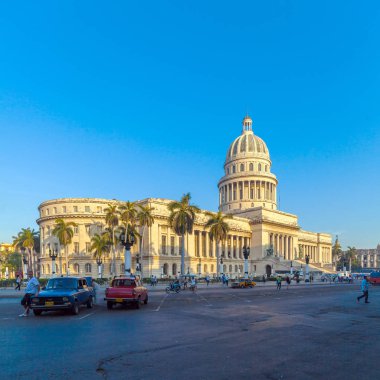 Havana, Küba - 1 Nisan 2012: Ağır trafik ile vintage arabalar 